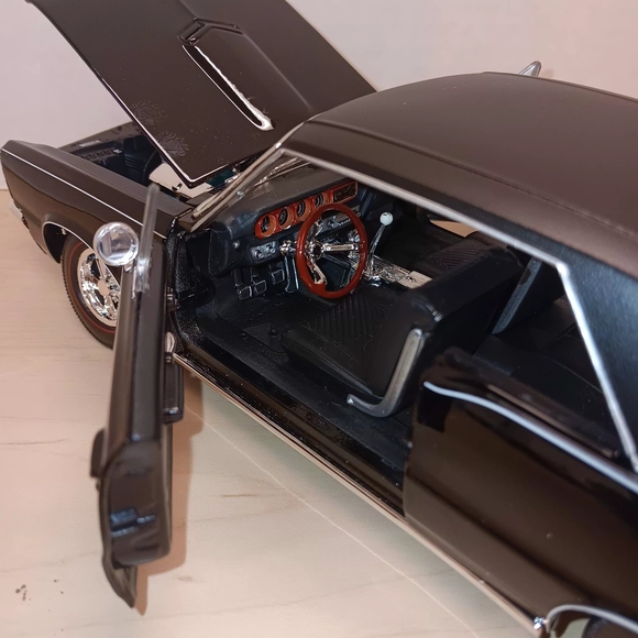 Classic Black Diecast 1/18 Scale 1965 Pontiac GTO - Picture 4 of 5